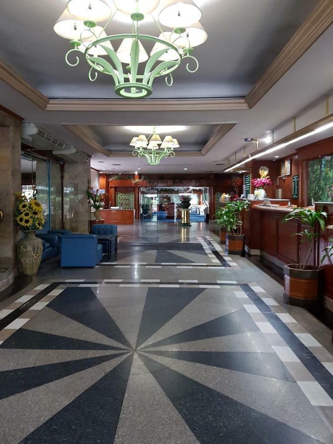 The Park Hotel Sukhumvit 7 Bangkok Exterior photo